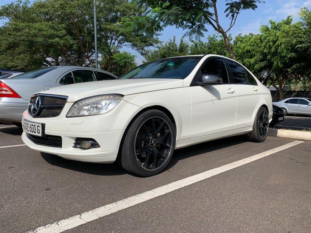 The Mercedes-Benz C300 — photo 2